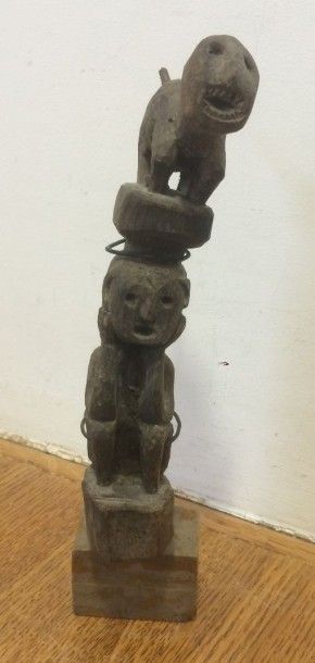 null 7777/1 Statuette en bois sculpté représentant un personnage assis surmonté d'un...