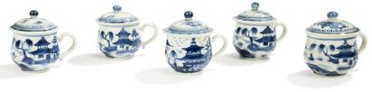 CHINE - Epoque QIANLONG (1736 - 1795) 
Ensemble de cinq pots à crème en porcelaine...
