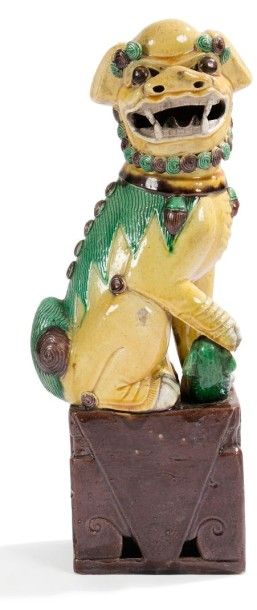 CHINE - XVIIIe siècle 
Statuette de chimère assise sur un socle carré en porcelaine...