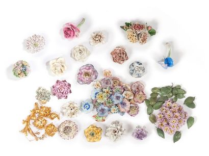 Allemagne et France 
Lot de 69 fleurs et feuillages en porcelaine polychrome et blanche.
XIXe...