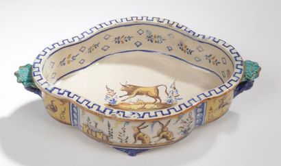TALAVERA 
Bassin ovale à décor polychrome de lièvres, oiseaux et taureaux.
XIXe siècle.
L.:...
