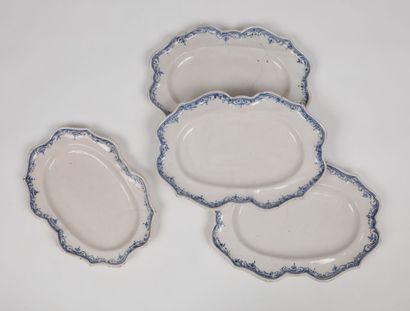 MOUSTIERS 
Quatre plats ovales à bord contourné à décor en camaïeu bleu de rinceaux...