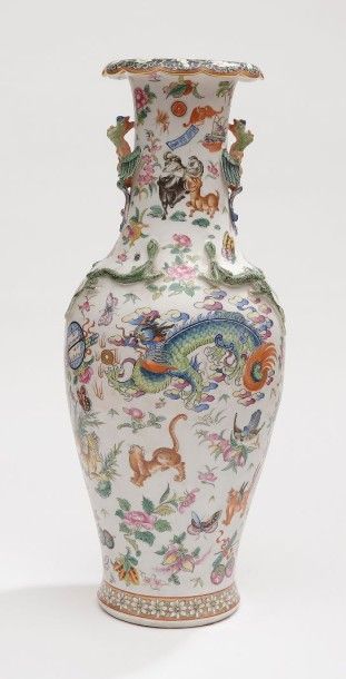 Bayeux ou Paris 
Grand vase balustre en porcelaine à décor polychrome dans le style...