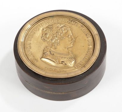 null Petite boîte ronde en écaille à décor en métal doré de la duchesse d'Angoulême.
XIXe...