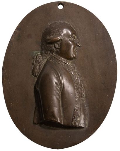null Médaillon en bronze patiné représentant un profil de gentilhomme du XVIIIe siècle.
XIXe...