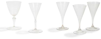 null Cinq verres à pied dont quatre de forme conique à décor d'écaille
XVIIIe siècle
H....
