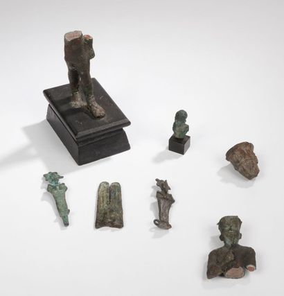 null Lot composé d'une statuette d'Amon, d'une tête d'Amon, de deux Osiris, et d'un...