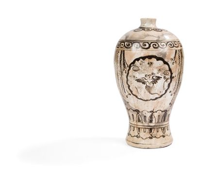 CHINE, Cizhou - Époque MING (1368 - 1644) Vase de forme « meiping » en grès émaillé...