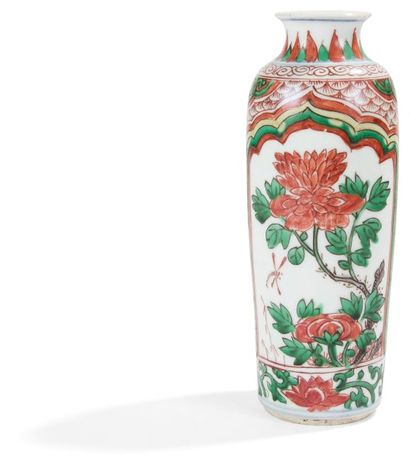 CHINE - Période Transition, XVIIe siècle Petit vase de forme cylindrique en porcelaine...