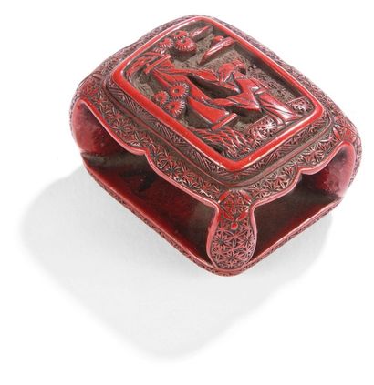 JAPON - XIXe siècle Manju en laque rouge sculpté en forme de sellette, le plateau...