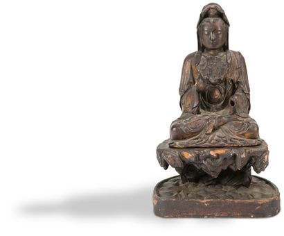 CHINE - Époque MING (1368 - 1644), XVIe siècle Statuette de bouddha en bois laqué...