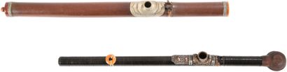 CHINE - XIXe siècle Deux pipes à opium en bambou à patine brune et bois, support...