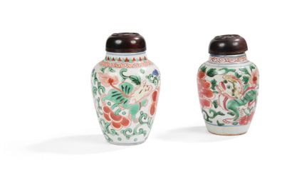 CHINE - Période Transition, XVIIe siècle Paire de petits pots balustres en porcelaine...