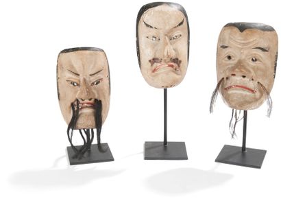 JAPON Ensemble de trois masques de No en bois peint blanc dont deux à moustaches...