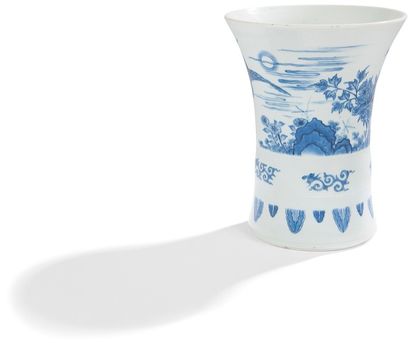 Chine Vase de style Transition en porcelaine bleu blanc tronconique à col ouvert...