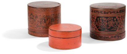 BIRMANIE - XIXe siècle Trois boîtes rondes et cylindriques en laque noir et rouge...