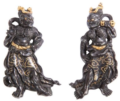 JAPON - Époque EDO (1603 - 1868) Paire de menuki en shibuichi et incrusté d’or, deux...