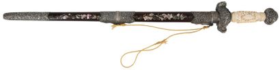 INDOCHINE - Vers 1900 Épée, le manche en os sculpté de caractères de longévité (shou)...