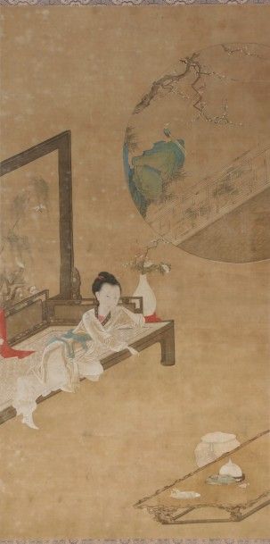 CHINE - Fin XVIIIe siècle Encre polychrome sur soie, jeune femme se reposant sur...