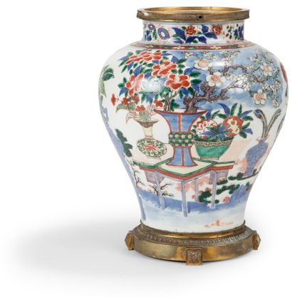 CHINE - Époque KANGXI (1662 - 1722) Potiche balustre en porcelaine blanche décorée...