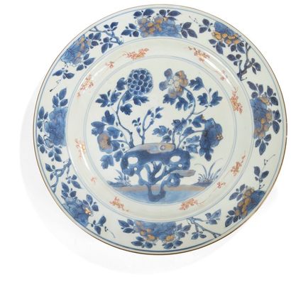 CHINE - Époque KANGXI (1662 - 1722) Plat de forme ronde en porcelaine blanche décorée...