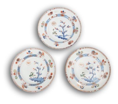 CHINE - Époque KANGXI (1662 - 1722) Trois assiettes en porcelaine blanche décorées...