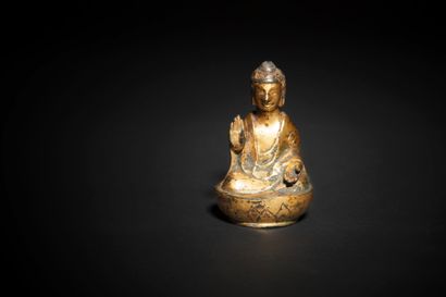 CORÉE - XVIIe siècle Statuette de bouddha en bronze doré assis en padmasana sur un...