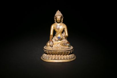 TIBET - XVIIIe siècle Statuette de bouddha en bronze doré, assis en padmasana sur...