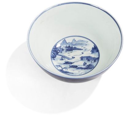 CHINE - XVIIIe siècle Vasque en porcelaine émaillée bleu, l’intérieur à décor de...