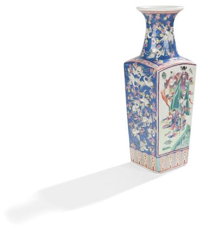 CHINE - Fin Époque DAOGUANG (1821 - 1850) Vase de forme rectangulaire à col ouvert...