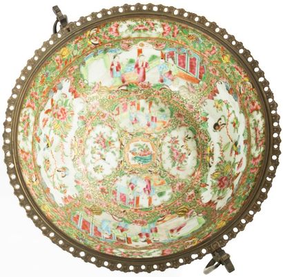 CHINE, Canton - XIXe siècle Bol en porcelaine décorée en émaux polychromes de réserves...