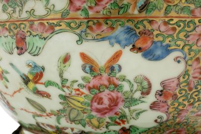 CHINE, Canton - XIXe siècle Bol en porcelaine décorée en émaux polychromes de réserves...