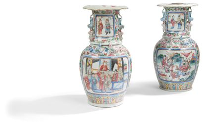 CHINE, Canton - XIXe siècle Paire de vases balustres à col ouvert polylobé en porcelaine...