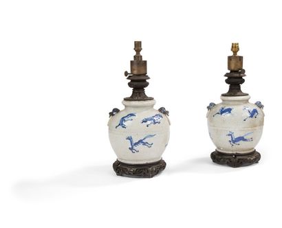 CHINE, Nankin - XIXe siècle Paire de pots en porcelaine décorée en bleu sous couverte,...