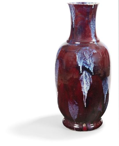 CHINE, Shiwan - XIXe siècle Vase de forme balustre en porcelaine émaillée rouge flammé....
