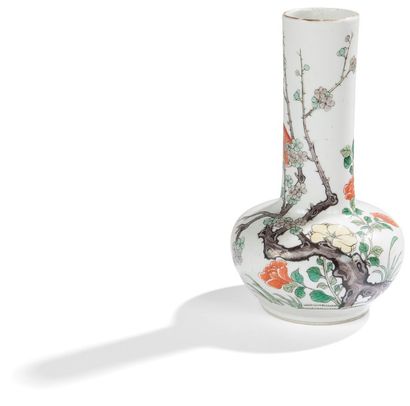 CHINE - XIXe siècle Vase à col étroit et panse basse en porcelaine blanche émaillée...