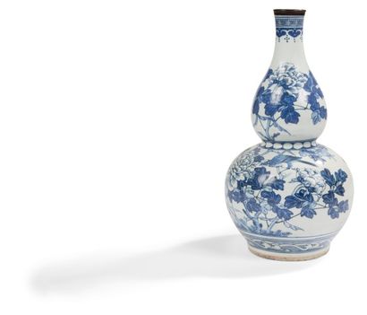 CHINE - XIXe siècle Vase de forme double gourde en porcelaine décorée en bleu sous...