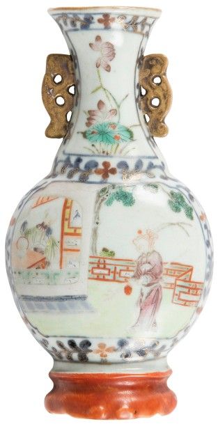 CHINE - XIXe siècle Vase applique en céramique polychrome représentant la légende...