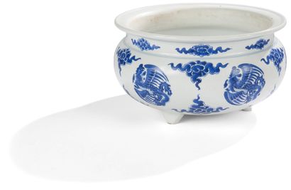 CHINE - XIXe siècle Cache pot tripode en porcelaine bleu blanc à décor de phénix...