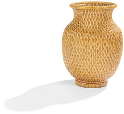 CHINE - XIXe siècle Petit vase de forme balustre à col ouvert en porcelaine émaillée...