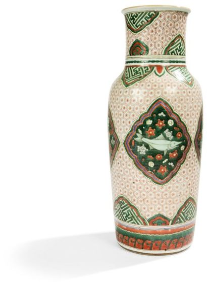 CHINE - XIXe siècle Vase de forme cylindrique en porcelaine décorée en émaux rouges...