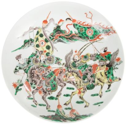 CHINE - Fin XIXe siècle Plat en porcelaine de forme ronde, à décor en émaux polychromes...