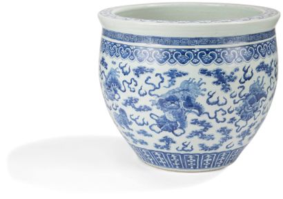 CHINE - Vers 1900 Vasque à poissons en porcelaine décorée en bleu sous couverte de...