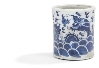 CHINE - Vers 1900 Porte-pinceaux (bitong) en porcelaine décorée en bleu sous couverte...