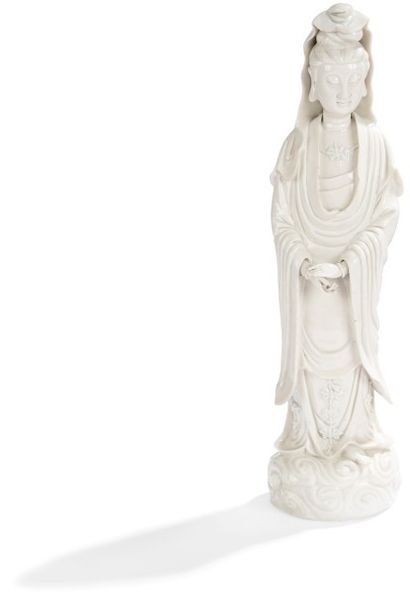 CHINE - Début XXe siècle Statuette de Guanyin debout sur un nuage en porcelaine émaillée...