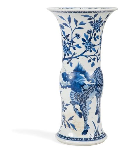 CHINE - XXe siècle Vase « gu » en porcelaine blanche décorée en bleu sous couverte...