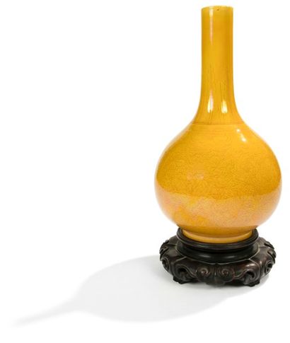 CHINE - XXe siècle Vase de forme bouteille en porcelaine émaillée jaune à décor incisé...