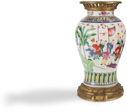 CHINE - XXe siècle Potiche en porcelaine blanche décorée en émaux polychromes des...