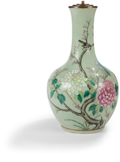 CHINE - XXe siècle Vase bouteille en porcelaine émaillée céladon à décor polychrome...