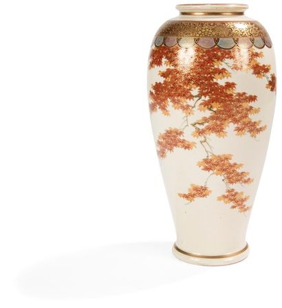 JAPON - Époque MEIJI (1868 - 1912) Vase de forme balustre en porcelaine décorée en...